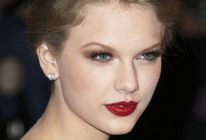 Taylor Swift With Diamond Stud Earrings