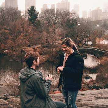 Man proposing in NY Central Park